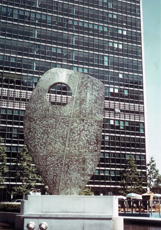 Bronze sculpture "Single Form 1961-1964" United Nation building - New York